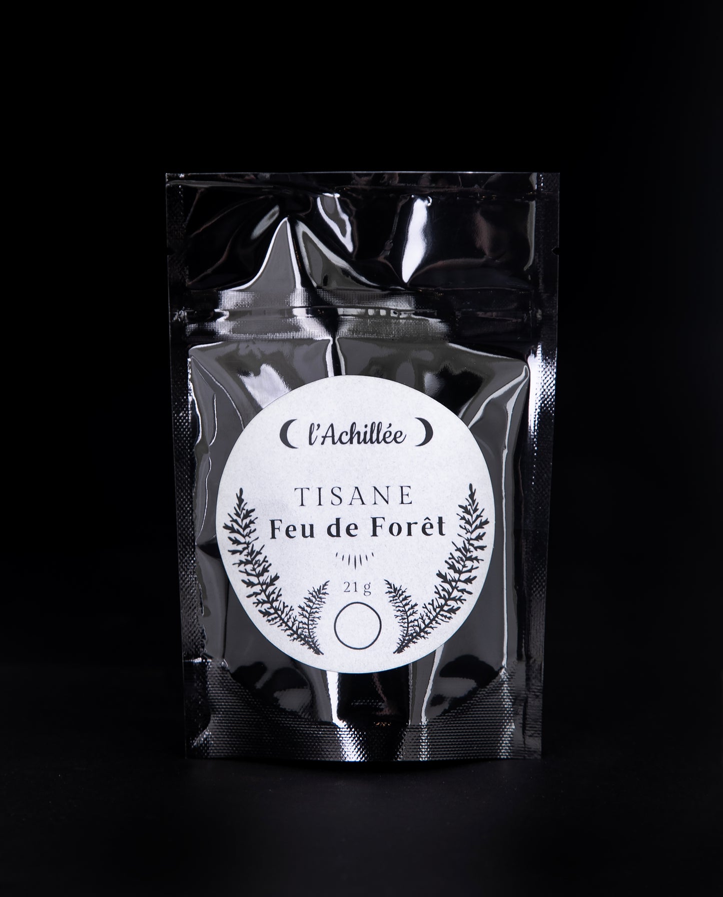 21g black bag of l'Achillée's "Feu de Forêt" tea on a black background